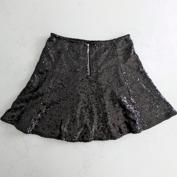 Super cute Guess skirt - Picture 7 of 7
